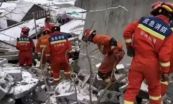 tim penyelamat bekerja di lokasi tanah longsor di Desa Liangshui, Yunnan, China