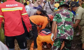 Tim SAR gabungan mengevakuasi jenazah korban bunuh diri di dalam sumur