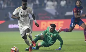 Vinicius Jr melewati Inaki Pena Sotorres di laga Real Madrid vs Barcelona di final Supercopa de Espana di Al-Awwal Stadium, Arab Saudi