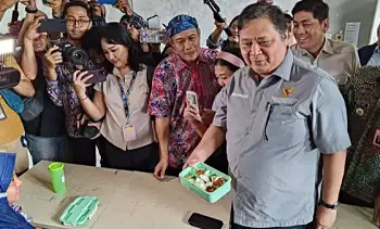 Menteri Koordinator Bidang Perekonomian (Menko Perekonomian) Airlangga Hartato menunjukkan menu makan