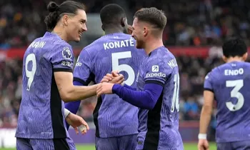 Alexis Mac Allister (kedua kanan) merayakan gol Darwin Nunez pada pertandingan Liga Inggris