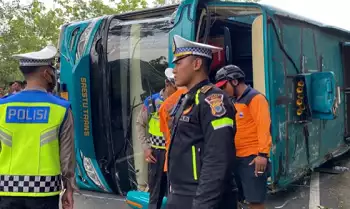 bus pariwisata yang terguling di ruas Jalan Imogiri-Mangunan, tikungan Wanagama Bawah Bukit Bego