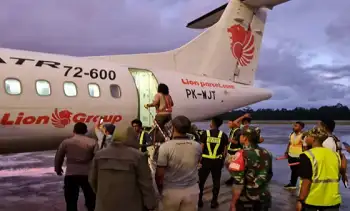 Danlanud Yohanis Kapiyau Timika Letkol Pnb Kamto Adi Saputra mengecek kondisi Pesawat Wings Air