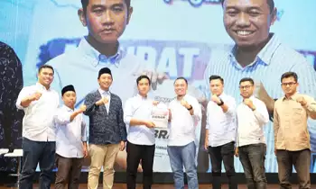 Calon wakil presiden RI Gibran Rakabuming Raka (tengah)