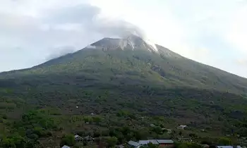 Gunung api Ili Lewotolok mengeluarkan material vulkanik di Kecamatan Ile Ape, Kabupaten Lembata, NTT