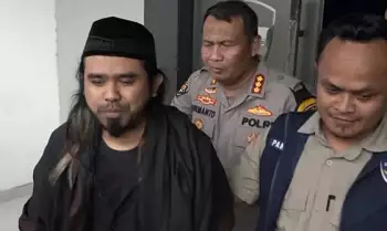 Polisi membawa Gus Samsudin untuk diperiksa di Polda Jatim