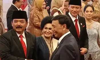 Hadi Tjahjanto (kiri) berjabat tangan dengan Ketua Dewan Pertimbangan Presiden Wiranto