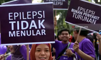 Petugas medis melakukan aksi solidaritas pada Hari Epilepsi Sedunia