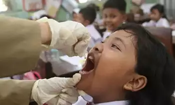 Petugas kesehatan memberikan imunisasi polio kepada siswa