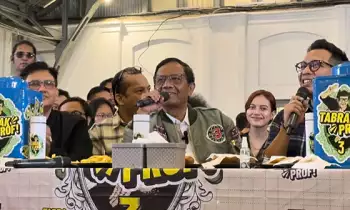 Cawapres nomor urut 3 Mahfud Md (tengah) dalam acara “Tabrak, Prof!”