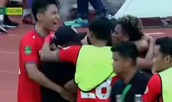 Pelatih Imran Nahumarury bersama seluruh pemain merayakan kegembiraan