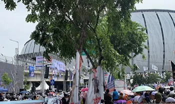 Ribuan pendukung menonton kampanye Anies-Muhaimin dari luar Jakarta International Stadium (JIS)