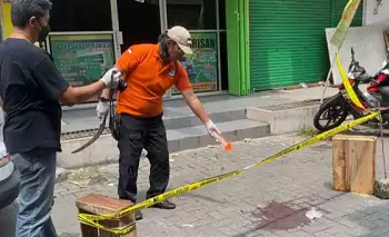 Petugas Inafis Polrestabes Semarang melakukan olah TKP di lokasi peristiwa pembacokan di Jalan Kartini II Kota Semarang