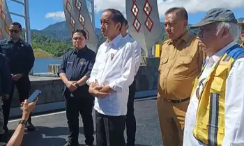 Presiden Joko Widodo didampingi Gubernur Sulut Olly Dondokambey, sejumlah menteri dan pejabat