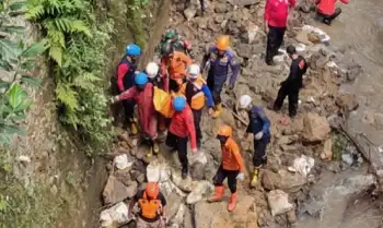 Tim gabungan BPBD dan Dinas Pemadam Kebakaran Kota Bogor mengevakuasi korban tertimbun longsor di Kelurahan Muarasari, Kota Bogor