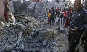 Warga Palestina memeriksa kerusakan gedung apartemen milik keluarga Tubasi dan Al-Sofi pascaserangan Israel di Rafah, Gaza