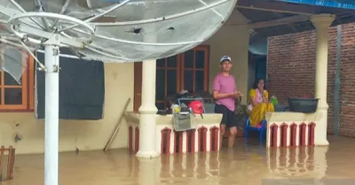 rumah warga yang diterjang banjir di Kabupaten Sumbawa, Nusa Temggara Barat (NTB)