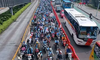 Ribuan pendukung dari paslon nomor urut 2 Prabowo-Gibran berdatangan ke Stadion GBK