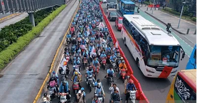 Ribuan pendukung dari paslon nomor urut 2 Prabowo-Gibran berdatangan ke Stadion GBK