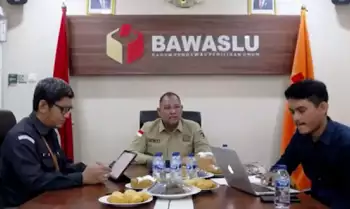 Anggota Bawaslu RI Totok Hariyono (tengah)