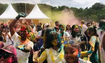 Wisatawan dan warga Kota Denpasar saat mengikuti Festival Warna di Lapangan Puputan Badung, Bali