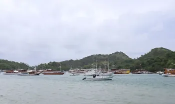Kapal wisata yang tidak berlayar karena cuaca buruk berlabuh di perairan Labuan Bajo