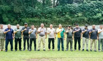 Ketua MPR RI Bambang Soesatyo saat latihan bersama asah ketrampilan menembak di Mako Kopassus, Cijantung