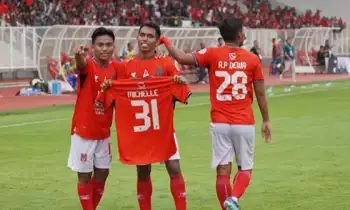 Pemain Fretz Butuan melakukan selebrasi usai mencetak gol pertama untuk Malut United