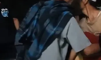 Suasana saat korban aksi perang sarung akan dibawa ke Rumah Sakit