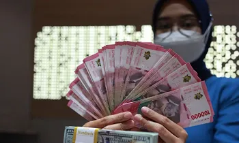 Uang dolar AS dan uang rupiah