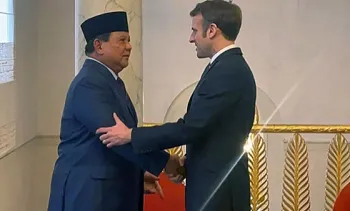 Calon presiden nomor urut 2 Prabowo Subianto bersalaman dengan Presiden Prancis Emmanuel Macorn