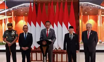 Presiden Joko Widodo memberikan keterangan pers kepada wartawan di Jakarta, Senin