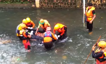 Tim SAR mengevakuasi anak yang hanyut di Kali Mampang