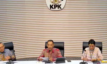 Wakil Ketua KPK Nurul Ghufron (tengah), Wakil Ketua KPK Alexander Marwata (kiri) dan Kepala Biro Humas KPK Yuyuk Andriati Iskak (kanan)