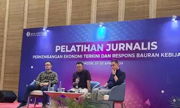 Kepala Ekonom BCA David Sumual (kiri), Kepala Departemen Komunikasi Bank Indonesia ( BI ) Erwin Haryono (tengah)