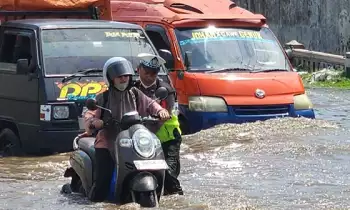 Anggota Satlantas Polrestabes Semarang membantu seorang pengendara sepeda motor