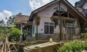 Warga membersihkan puing bangunan rumahnya yang roboh terdampak gempa