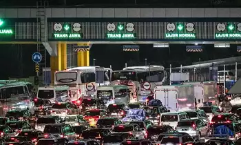 Sejumlah kendaraan pemudik antre memasuki Gerbang Tol Cikampek Utama