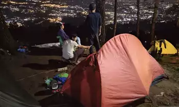 Sejumlah warga menikmati pemandangan kota di Bukit Cita-Cita, kawasan wisata Puncak