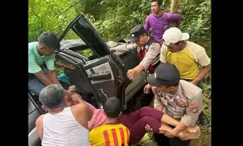 Polisi dibantu warga mengevakuasi penumpang minibus korban kecelakaan di trenggalek