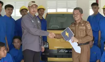 Kepala SMK Negeri 1 Rangas, Mahmud (kanan) menerima kiriman satu unit mobil listrik dari Presiden Joko Widodo (Jokowi)