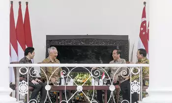 Presiden Joko Widodo (kedua kanan) berbincang dengan Perdana Menteri Singapura Lee Hsien Loong (kedua kiri) didampingi Menhan sekaligus Presiden Terpilih Prabowo Subianto (kanan) dan Wakil Perdana Menteri Singapura Lawrence Wong (kiri) saat melakukan pertemuan di Istana Bogor