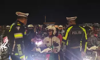 Suasana saat ratusan pemudik motor yang akan di kawal petugas polisi