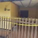Garis polisi terpasang di depan rumah yang menjadi lokasi peristiwa dugaan perampokan dan pembunuhan di Malang