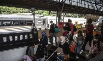 Sejumlah pemudik kereta api tiba di Stasiun Pasar Senen