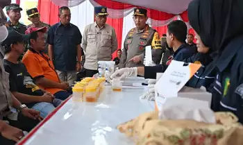 Menteri Perhubungan, Panglima TNI, dan Kapolri meninjau lokasi pemeriksaan tes urine di Terminal Tipe A Purabaya, Surabaya, Jawa Timur