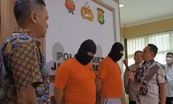 Polisi menghadirkan dua tersangka dan sejumlah barang bukti