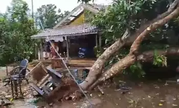 Rumah warga yang rusak bagian atapnya karena diterjang angin kencang