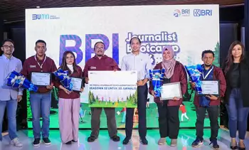 Corporate Secretary BRI Agustya Hendy Bernadi bersama perwakilan penerima program beasiswa BRI Fellowship Journalism 2024