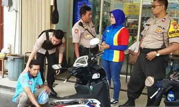 Petugas kepolisian mengamankan seorang juru parkir liar di minimarket